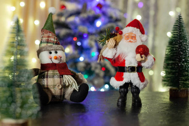 圣诞树的背景是圣诞老人和雪人图片下载