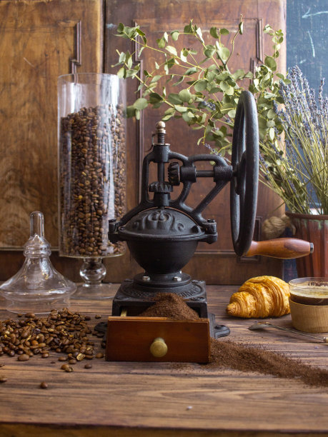 深色木质背景上放着一台古董咖啡磨图片下载
