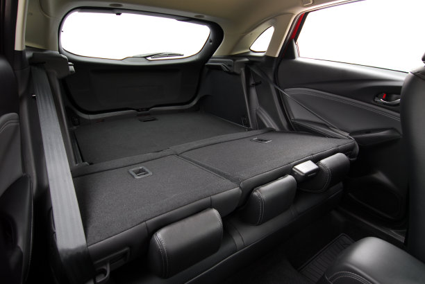 汽车后备箱与后排座椅折叠，内部视野图片下载