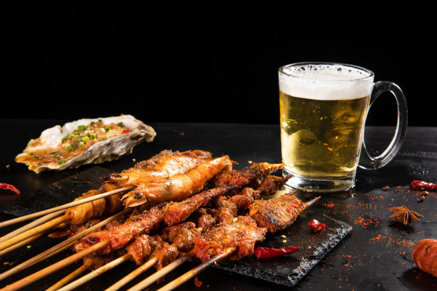 烤羊肉串。烤肉串。烧烤肉配啤酒图片下载