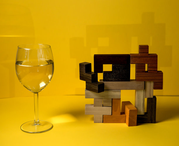 一杯白葡萄酒，在一个彩色的背景与抽象的设计，一个非标准的广告方法，品牌排他性，现代风格和苛刻的客户。旗帜,酒精饮料图片下载