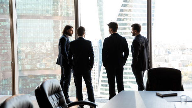 Back view成功的商人在办公室谈判图片下载