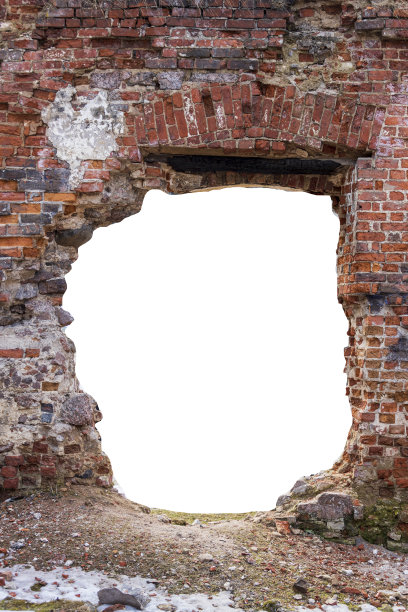 中间有一个圆洞的墙，用旧砖砌成。孤立在白色背景上。垂直的框架。枯燥乏味的框架图片下载