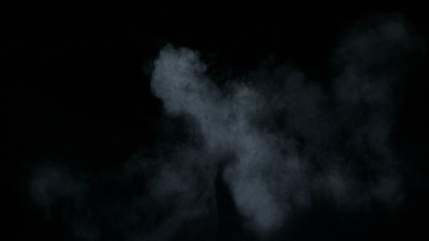 孤立的白烟在黑上一缕一缕图片下载