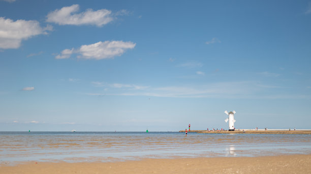 海边的灯塔和风车图片下载