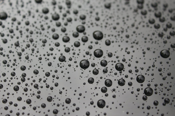 这是平滑表面上水滴的特写镜头图片下载