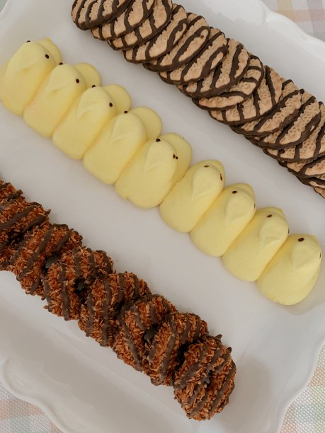 白色托盘上的复活节饼干和点心图片下载