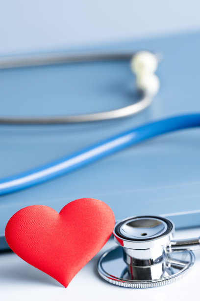 医疗保健概念-带心脏的听诊器图片下载