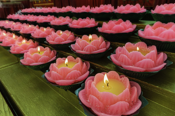 透视一组红莲蜡蜡烛图片下载