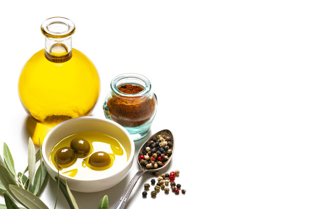 橄榄油和香料的白色背景。本空间图片下载