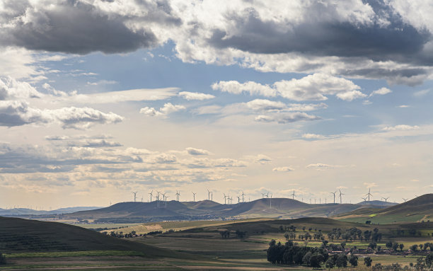 拍摄中国北方草原、牧场、村庄和山丘上的风力发电机。图片下载