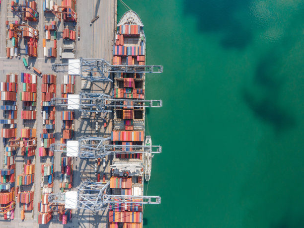 船舶为集装箱用起重机桥，在船厂为物流进出口背景图片下载