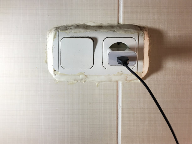 灰尘和旧的电器开关和电源插座与充电电缆图片下载