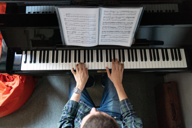 高角度的钢琴家弹钢琴图片下载