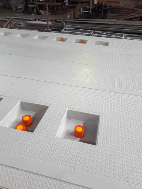 地板上的电缆穿透，用于向变电站金属建筑的电气室和机柜供电电线和电缆图片下载