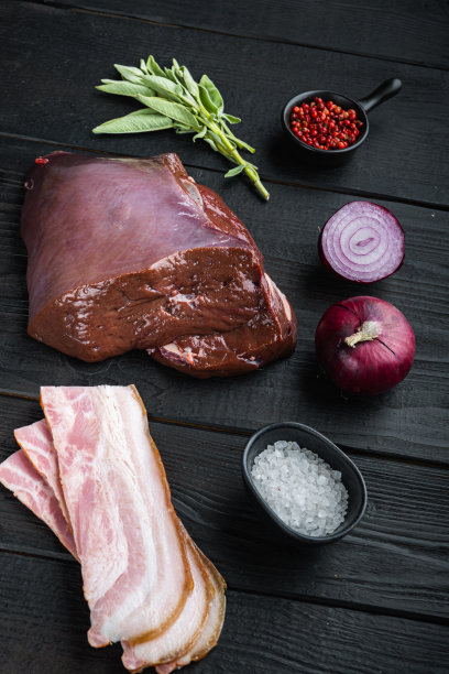 牛肉肝，培根和洋葱在黑色木质背景，俯视图图片下载