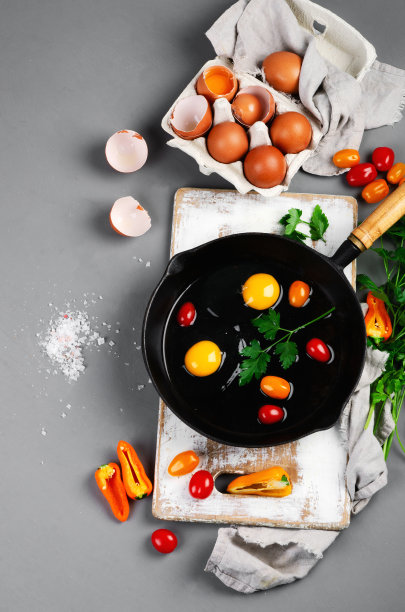 平底锅生鸡蛋图片下载