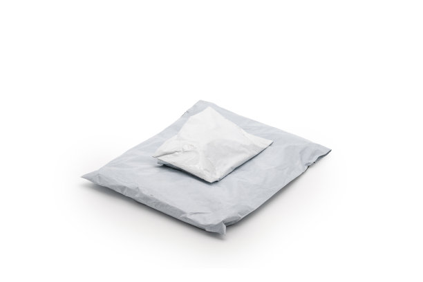 独立的邮政包裹从网上购物，交付给买家。这是在白色背景下的摄影棚灯光下拍摄的。剪切路径。图片下载