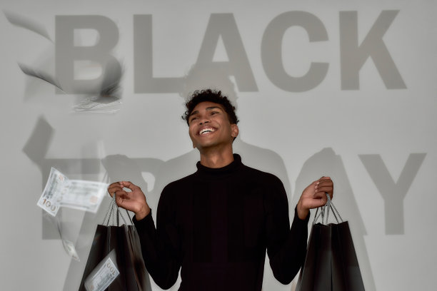 男人拿着包在黑色星期五前题字图片下载