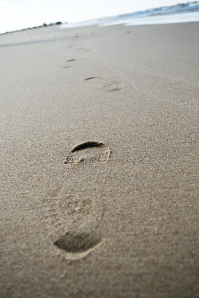 沙滩上的脚印图片下载
