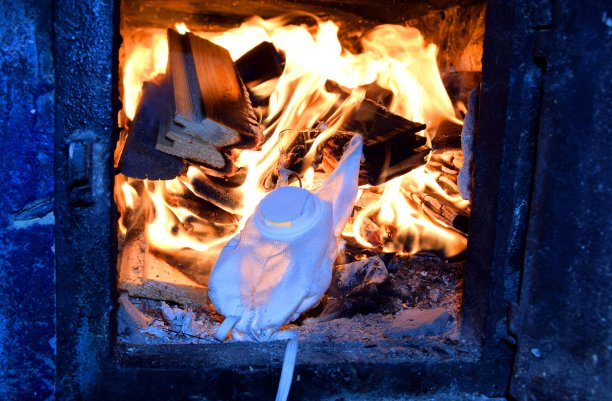 防护面罩在炉中燃烧图片下载