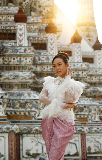 身着泰国传统服饰的妇女，这是非常古老的精英时尚图片下载