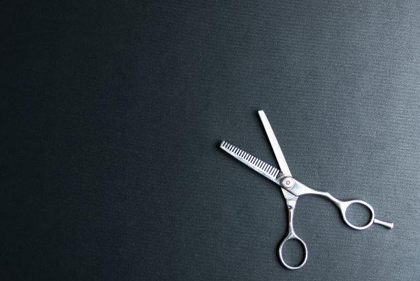 时尚专业理发剪刀，理发和修剪。美容的概念。美丽的概念。美容工具的概念图片下载