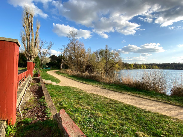湖边的小路。图片下载