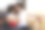美国小女孩的微笑肖像和自拍照片与母亲在家。图片下载