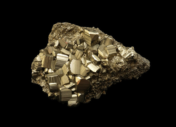 矿物:黑色背景上的黄铁矿图片下载