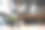 白色办公桌，笔筒，植物和咖啡杯在办公室内部图片下载