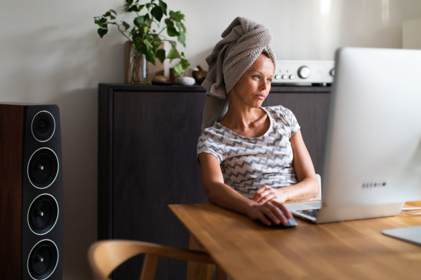 漂亮年轻的女人在家用电脑工作图片下载