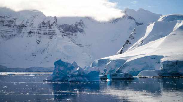 南极洲半岛上冰雪覆盖的山脉和冰山。图片下载