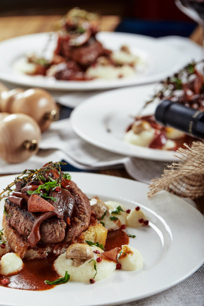 美食开胃菜:装饰精美的宴会鹅肝与浆果图片下载