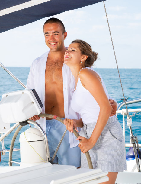 夫妇驾驶游艇图片下载