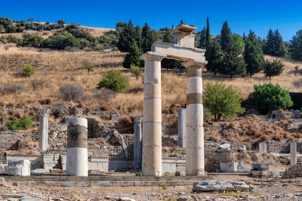 土耳其以弗所古城废墟中的柱子图片下载
