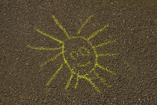 简单的粉笔画微笑的太阳在人行道上图片下载