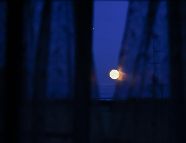 窗帘后面的月亮。图片下载
