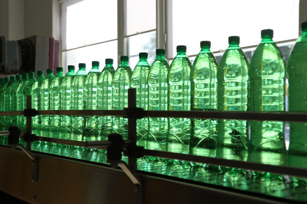 输送线用塑料瓶装满矿泉水图片下载