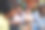 年轻的美国黑人父母抱着女儿，手里拿着生日礼物图片下载