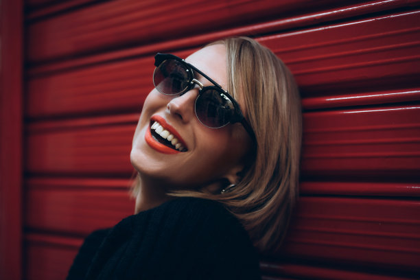 戴着眼镜、长着漂亮牙齿的年轻女孩笑了图片下载