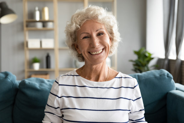 迷人的微笑的老祖母肖像。图片下载