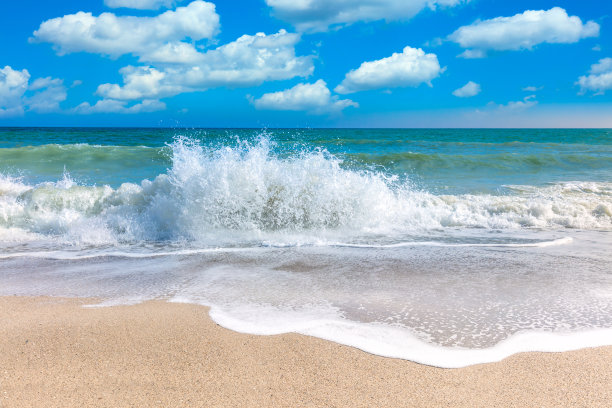 海景-暑假。32、大海海浪溅，快乐日子过图片下载