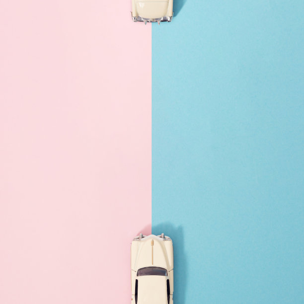 一辆白色豪华轿车的两半，背景是粉色和蓝色。最小的设计。图片下载