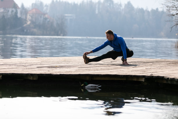 一个人在湖的码头上锻炼图片下载