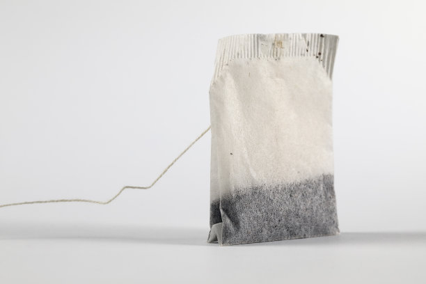 白色麻绳的茶包图片下载