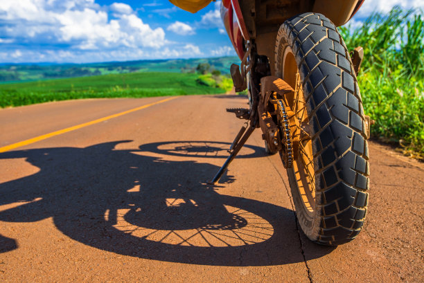 摩托车探险和旅行。两个轮子上的自由。图片下载