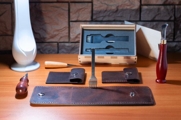 制作真皮钱包的过程。图片下载