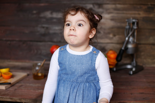 一个漂亮的白人小女孩在吃热烤三明治。库存图片图片下载