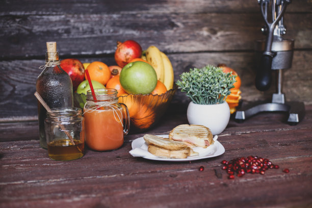 机械果汁机。用榨汁机榨果汁。库存图片图片下载